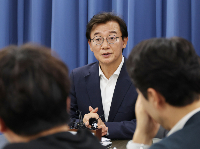전재수 부산시장 당선인이 15일 오후 부산시청 기자실에서 열린 간담회에서 기자들의 질문에 답변하고 있다. 정종회 기자 jjh@