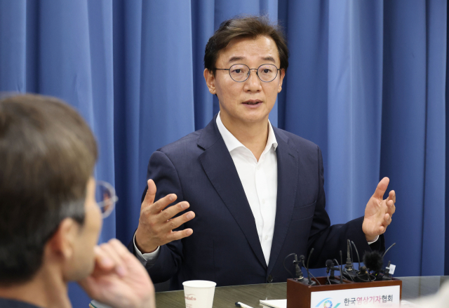 전재수 부산시장 당선인이 지난 15일 부산시청 기자실에서 열린 간담회에서 기자들의 질문에 답변하고 있다. 정종회 기자 jjh@