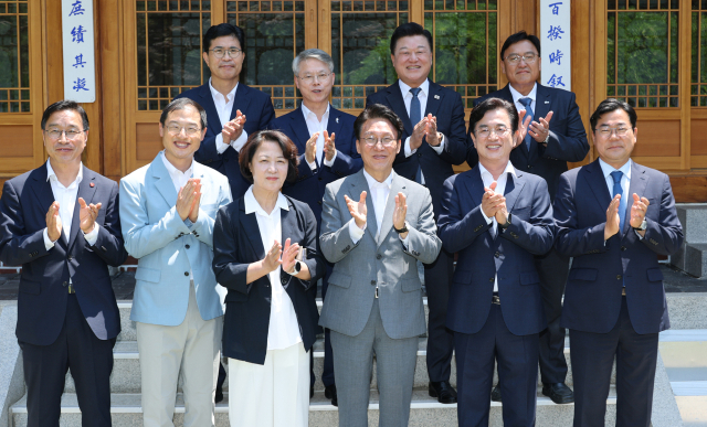 김민석 국무총리가 15일 서울 삼청동 총리공관에서 열린 국토대전환 관련 광역단체장 당선자 간담회에서 추미애 경기도지사 당선인 등 참석자들과 기념촬영을 하고 있다. 앞줄 왼쪽부터 위성곤 제주도지사 당선인, 김상욱 울산광역시장 당선인, 추미애 경기도지사 당선인, 김민석 국무총리, 허태정 대전시장 당선인, 박찬대 인천시장 당선인. 뒷줄 왼쪽부터 이원택 전북도지사 당선인, 민형배 전남광주통합특별시장 당선인, 신용한 충북도지사 당선인, 조상호 세종시장 당선인. 연합뉴스