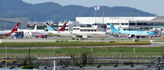 부산 강서구 김해국제공항 주기장에 항공기가 서 있다. 정종회 기자 jjh@