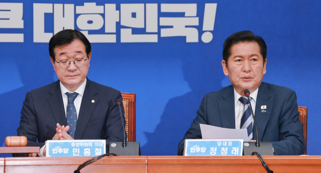 더불어민주당 정청래 대표가 16일 국회에서 열린 제6차 중앙위원회의에 참석해 인사말하고 있다. 연합뉴스