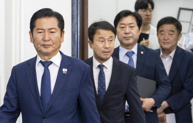 더불어민주당 정청래 대표와 한병도 원내대표, 최고위원들이 17일 국회에서 열린 최고위원회의에 입장하고 있다. 연합뉴스