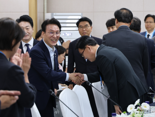 김민석 국무총리가 17일 전남 여수시 여수 엑스포 컨벤션센터에서 열린 해상풍력 공급망 콘퍼런스에 입장하며 참석자들과 인사하고 있다. 연합뉴스