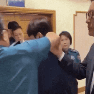 경찰, '국힘 보좌관 폭행 논란' 자체조사…경찰도 멱살 잡혀 부상