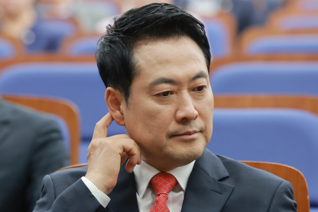 국민의힘 장동혁 대표가 17일 국회에서 열린 의원총회에 참석해 정점식 원내대표 발언을 듣고 있다. 연합뉴스