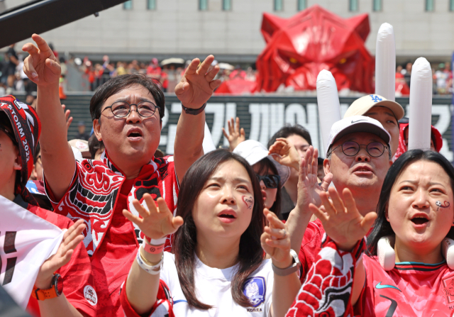 2026 북중미 월드컵 조별리그 A조 한국과 체코의 경기가 열린 12일 최휘영 문화체육관광부 장관이 서울 종로구 광화문광장에서 이용수 대한축구협회 부회장과 대한민국 선수들을 응원하고 있다. 연합뉴스