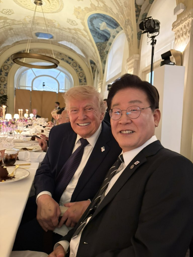 이재명 대통령과 도널드 트럼프 미국 대통령이 지난달 16일(현지시간) 프랑스 에비앙레뱅에서 열린 주요 7개국(G7) 정상회의 공식 만찬에서 기념 촬영을 하고 있다. 연합뉴스