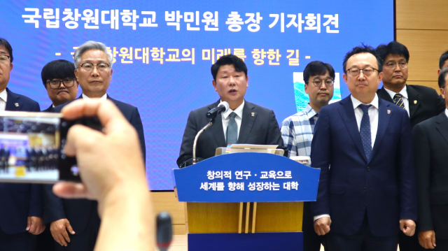 국립창원대학교 박민원(가운데) 총장이 지난 18일 대학본부에서 긴급 기자회견을 열고 발언하고 있다. 부산일보 DB