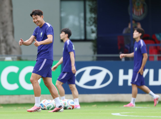 17일(현지시간) 오후 멕시코 과달라하라 인근 사포판의 치바스 바예 베르데에서 한국 축구 대표팀 주장 손흥민이 멕시코전을 앞두고 최종 훈련을 하던 중 미소를 짓고 있다. 연합뉴스
