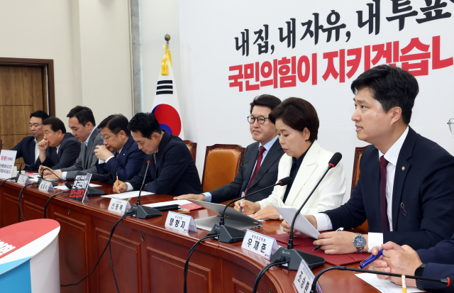국민의힘 장동혁 대표 사퇴론이 거세지는 가운데 우재준 청년 최고위원(맨 오른쪽)이 18일 국회에서 열린 최고위원회의에서 발언하고 있다. 연합뉴스