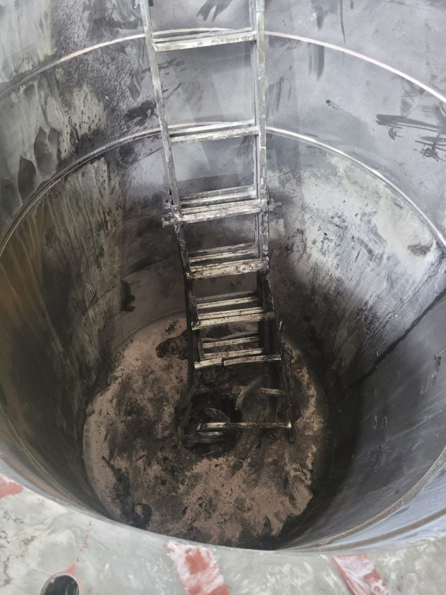 지난 18일 경남 김해시 진례면 한 공장에서 실린더 내부를 세척하던 30대 노동자가 전신 화상을 입고 사망했다. 사진은 사고 현장 모습. 경남소방본부 제공
