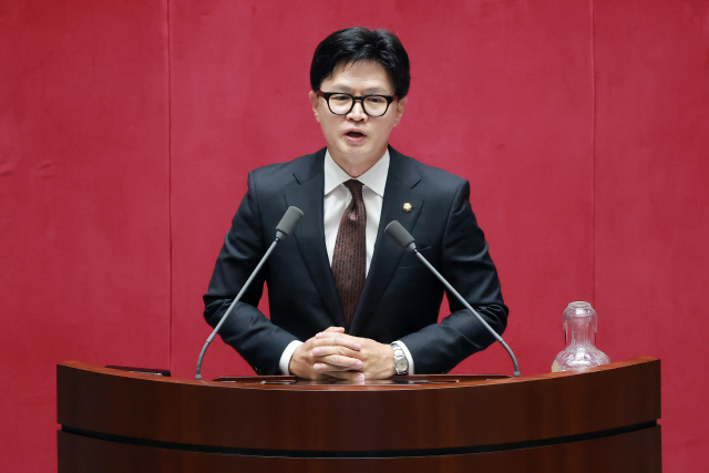 부산 북갑 국회의원 보궐선거에서 당선된 무소속 한동훈 의원이 지난 5일 국회에서 22대 국회 후반기 의장단을 선출하기 위해 열린 본회의에서 선서한 뒤 인사말하고 있다. 연합뉴스