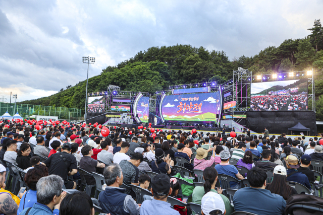지난 20일 웅상체육공원에서 열린 웅상회야제 개막식이 화려한 공연과 함께 펼쳐지고 있다. 양산문화재단 제공