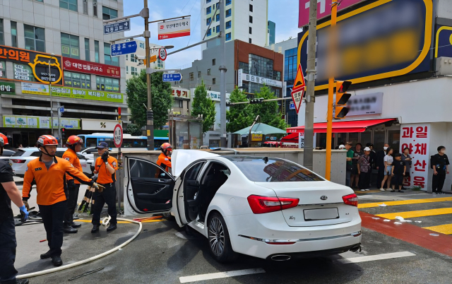 21일 부산 남구에서 승용차가 인도로 돌진해 보행자 4명을 들이받는 사고가 났다. 이 사고로 숨지고 1명이 심정지 상태로 인근 병원에 옮겨지는 등 5명의 사상자가 발생했다. 부산소방재난본부 제공
