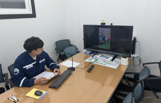 한국해양교통안전공단(KOMSA) 포항지사가 선박용 발전기에 대한 원격검사를 실시하고 있다. KOMSA 제공