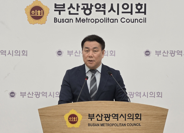24일 부산시의회에서 전재수 인수위 ‘다시 뛰는 부산 위원회’ 차재권 위원장이 인수위 중간 보고를 하고 있다. 시의회 제공