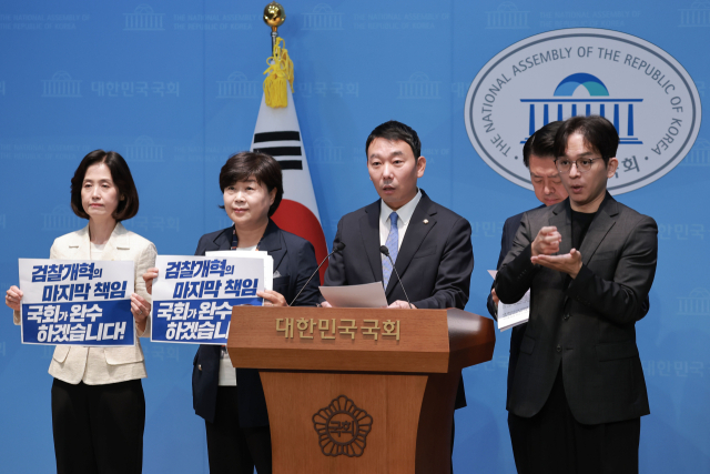 더불어민주당 김영호·김용민·서영교 의원과 조국혁신당 박은정 의원이 26일 국회 소통관에서 검찰개혁과 관련해 형사소송법 개정안 발의 기자회견을 하고 있다. 연합뉴스