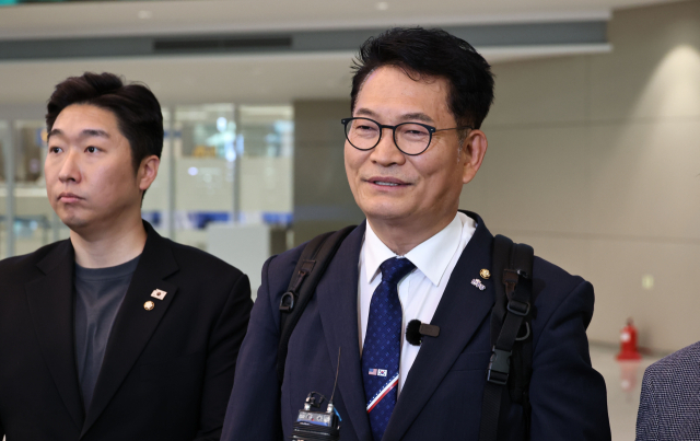 더불어민주당 송영길 의원이 조정식 국회의장 특사 자격으로 미국 방문을 마친 뒤 27일 인천국제공항 제2여객터미널로 귀국하며 취재진과 인터뷰를 하고 있다. 연합뉴스