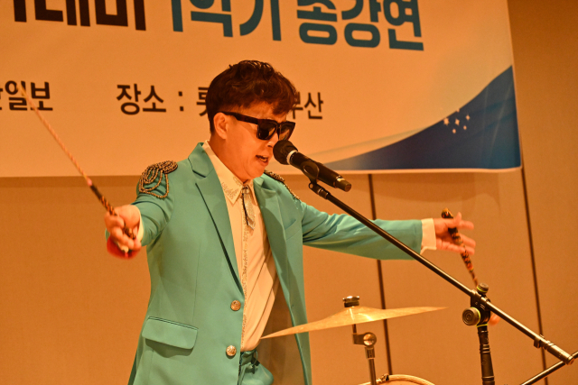 지난 23일 부산롯데호텔 3층 펄룸에서 열린 ‘제19기 부산일보CEO아카데미 1학기 종강연’에서 ‘장구박사’ 신현대 부회장이 장구 공연을 펼치고 있다.