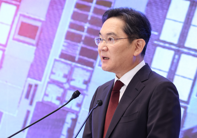 이재용 삼성전자 회장이 29일 청와대에서 이재명 대통령 주재로 열린 3대 메가프로젝트 국민보고회에서 투자계획을 발표하고 있다. 연합뉴스