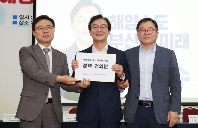 전재수 부산시장 당선인 초청 토론회가 부산일보와 부산 동구청, 한국해양정책연합 주최로 29일 오후 부산일보사 대강당에서 열렸다. 전 당선인이 부산 경실련과 부산항미래정책연구원으로부터 정책건의문을 전달받고 있다. 정종회 기자 jjh@
