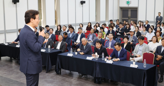 전재수 부산시장 당선인 초청 토론회가 부산일보와 부산 동구청, 한국해양정책연합 주최로 29일 오후 부산일보사 대강당에서 열렸다. 전 당선인이 해양수도 부산의 비전과 정책 방향을 발표하고 있다. 정종회 기자 jjh@