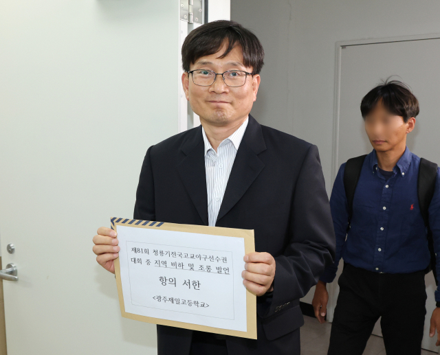 이규연 광주제일고등학교(광주일고) 교장이 전국 고교야구대회 도중 발생한 상대팀 배재고등학교의 응원 구호 논란과 관련한 항의서한을 전달하기 위해 30일 서울 송파구 대한야구소프트볼협회를 방문하고 있다. 배재고 야구부 일부 학생 선수들은 지난 29일 서울 목동구장에서 열린 제81회 청룡기 전국고교야구선수권대회 겸 주말리그 왕중왕전 광주일고와 경기 중 상대 더그아웃을 향해 