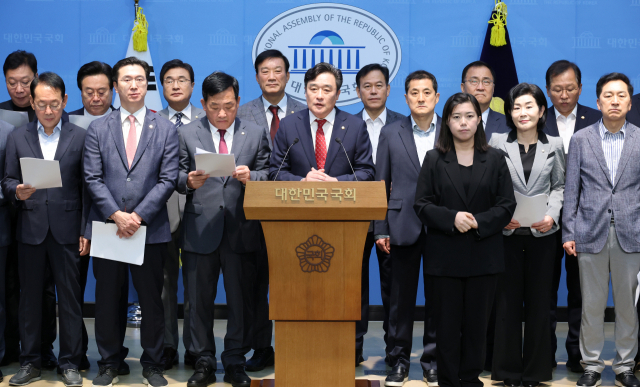 국민의힘 PK 의원들이 30일 국회 소통관에서 기자회견을 열고 호남권 반도체 투자를 비판했다. 연합뉴스