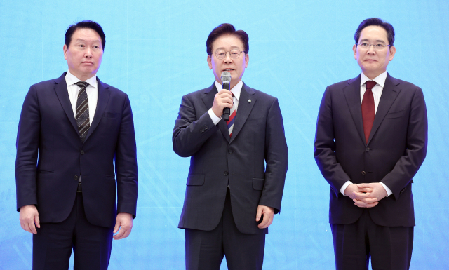 이재명 대통령이 29일 청와대에서 열린 3대 메가프로젝트 국민보고회에서 이재용 삼성전자 회장과 최태원 SK그룹 회장의 기업투자 계획 발표 후 발언하고 있다. 연합뉴스