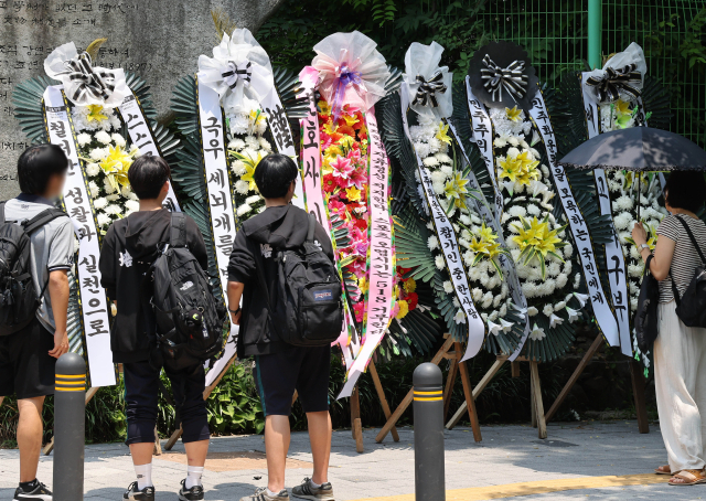 1일 서울 강동구 배재고 앞에 근조화환이 놓여 있다. 배재고 야구부 일부 학생 선수들은 지난달 29일 서울 목동구장에서 광주제일고와 경기 중 