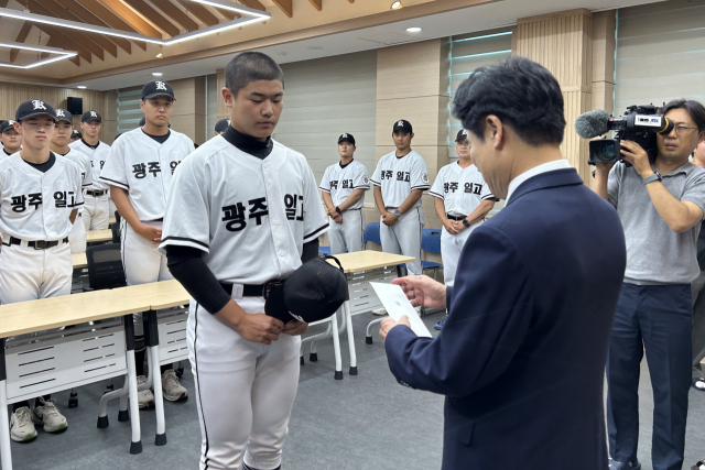 김대중 전남광주통합특별시교육감이 취임 첫날인 1일 오후 광주제일고등학교를 방문해 최근 전국대회 경기에서 상대 팀인 배재고 선수단의 지역 비하성 응원으로 상처를 입은 야구부를 위로하고 훈련시설 개선을 위한 격려금을 전달하고 있다. 연합뉴스