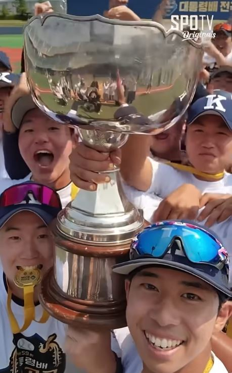 2025 대통령배 전국고교야구대회에서 '서울 휘문고'를 꺾고 우승한 '부산 경남고'. SPOTV-유튜브 '윅카이브' 캡처
