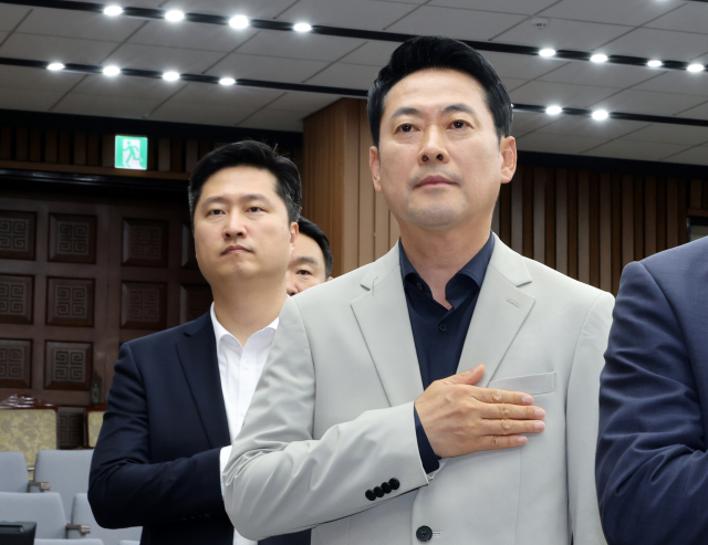 국민의힘 장동혁 대표와 우재준 청년 최고위원이 지난달 30일 국회에서 열린 부정·무능 선관위 해체 수준의 쇄신 및 재선거 촉구를 위한 6·3 참정권 박탈 사태 청년·대학생 시국 대토론회에서 국기에 경례하고 있다. 연합뉴스