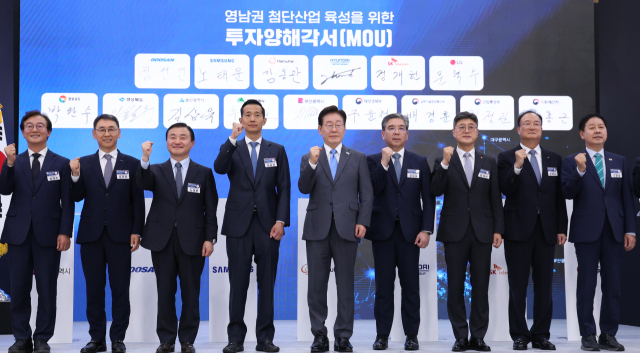 이재명 대통령이 3일 경남 진주시에서 열린 영남권 첨단산업 발전비전 국민보고회에서 투자협약식이 끝난 뒤 참석자들과 기념촬영을 하고 있다. 왼쪽부터 전재수 부산시장, 정연인 두산에너빌리티 부회장, 노태문 삼성전자 대표이사 사장, 김동관 한화그룹 부회장, 이 대통령, 장재훈 현대차그룹 부회장, 정재헌 SK텔레콤 대표이사 사장, 문혁수 LG이노텍 사장, 구윤철 부총리 겸 재정경제부 장관. 연합뉴스