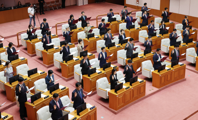 지난 6일 오후 부산시의회 본회의장에서 열린 제10대 부산시의회 개원식에서 의원들이 의원선서를 하고 있다. 정종회 기자 jjh@