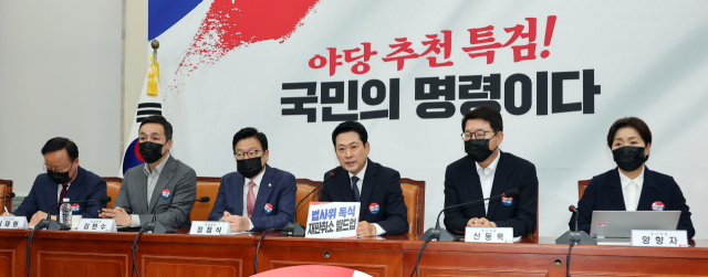 국민의힘 장동혁 대표가 6일 국회에서 열린 최고위원회의에서 발언하고 있다. 장 대표와 최고위원들은 내일부터 시행되는 개정 정보통신망법의 부당함을 알리기 위해 검은색 마스크를 썼다고 밝혔다. 연합뉴스