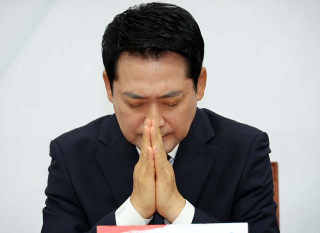 국민의힘 장동혁 대표가 6일 국회에서 열린 최고위원회의에서 잠시 생각에 잠겨 있다. 연합뉴스