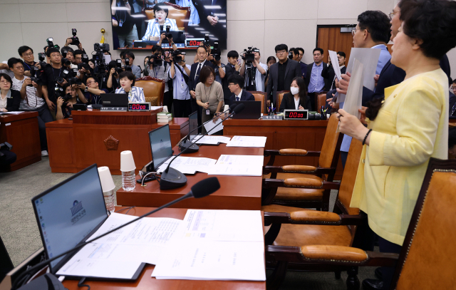 서영교 법사위원장이 8일 국회에서 열린 법제사법위원회 전체회의에서 회의를 진행하는 가운데 국민의힘 곽규택·윤상현·송석준·조배숙 의원으로부터 국회 후반기 원 구성 등을 둘러싼 항의를 받고 있다. 연합뉴스