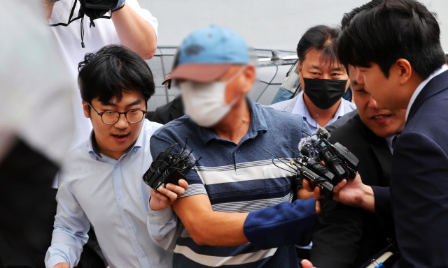 장윤기 사건의 증거를 인멸한 혐의를 받는 광주 광산경찰서 수사팀장 A 경감이 8일 오전 광주지방법원에서 열린 구속 전 피의자 심문(영장실질심사)에 출석하고 있다. 연합뉴스