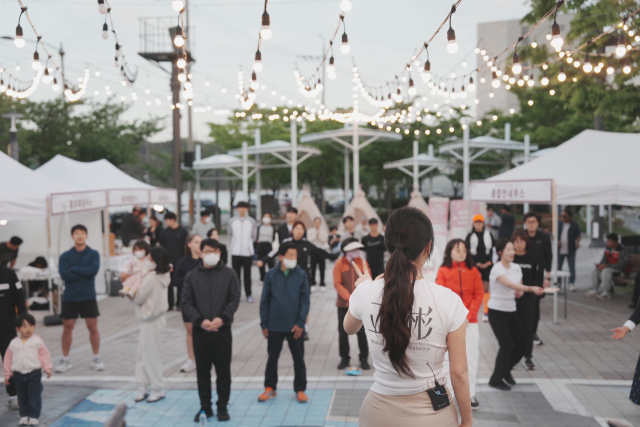 통영시 청년센터가 기획한 '청년문화거리 365 핫플레이스'가 지역 사회 호응을 얻으며 시민 모두가 찾고 머무는 문화공간으로 자리매김하고 있다. 청년센터 제공