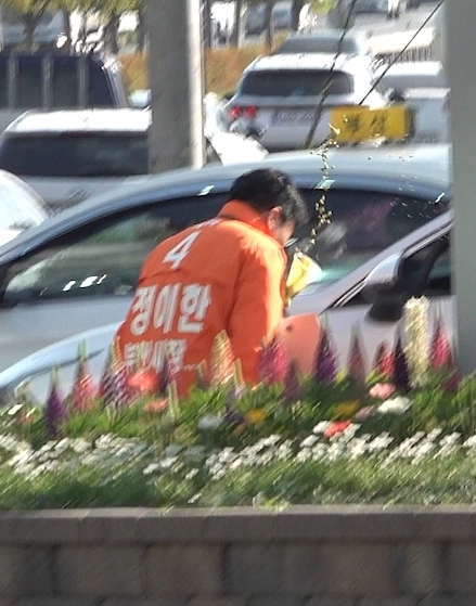 개혁신당 정이한 부산시장 후보가 4월 27일 선거 유세를 하다가 한 승용차 운전자가 던진 음료수를 맞고 쓰러져 응급실로 이송됐다. 개혁신당 정이한 부산시장 후보 선대위 제공