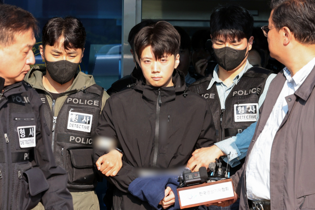 살인·살인미수 혐의를 받는 장윤기(23) 씨가 지난 5월 14일 오전 광주 서부경찰서에서 검찰로 송치되기 전 포토라인에 서고 있다. 연합뉴스