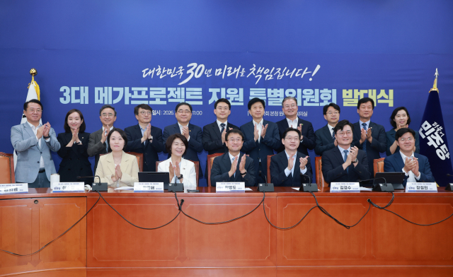더불어민주당 한병도 대표 직무대행 겸 원내대표가 10일 국회에서 열린 민주당 3대 메가프로젝트 지원 특별위원회 발대식에 특위 위원장으로 참석, 부위원장을 맡은 민주당 한정애 정책위의장, 김경수 전 대통령 직속 지방시대위원회 위원장 등 참석자와 기념 촬영하고 있다. 연합뉴스