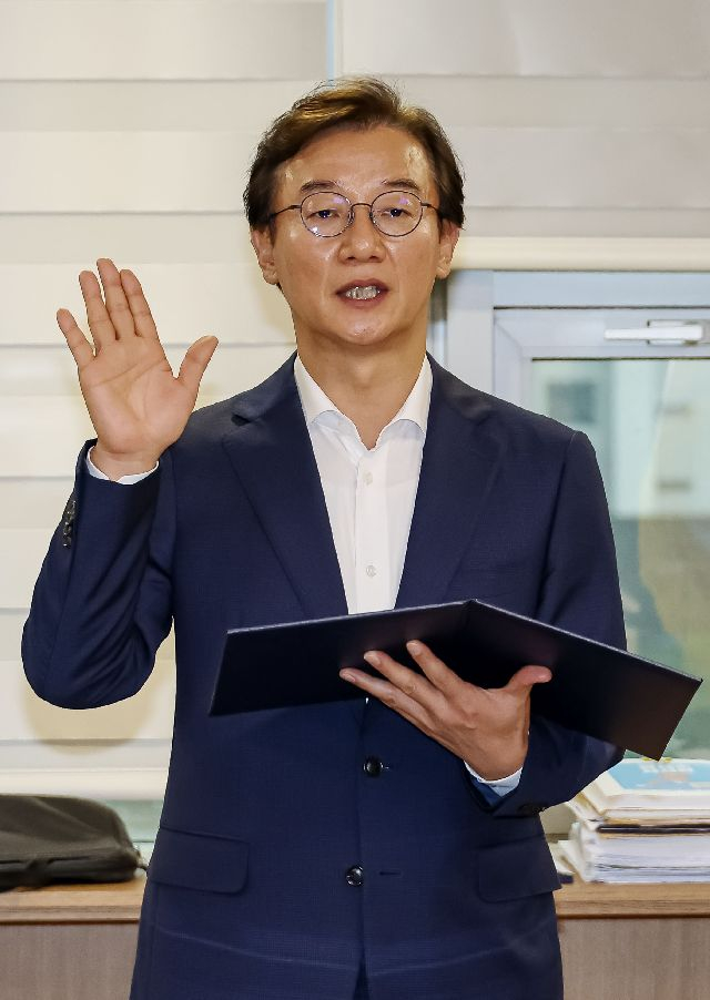 전재수 부산시장이 지난 1일 부산 연제구 부산시청 집무실에서 취임 선서를 하고 있다. 김종진 기자 kjj1761@