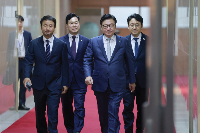 더불어민주당 한병도 대표 직무대행 겸 원내대표와 국민의힘 정점식 원내대표가 9일 국회에서 조정식 국회의장 주재 여야 원내대표 회동을 마치고 의장실에서 나오고 있다. 왼쪽부터 한 원내대표, 국민의힘 김승수 원내운영수석부대표, 정 원내대표, 민주당 천준호 원내운영수석부대표. 연합뉴스