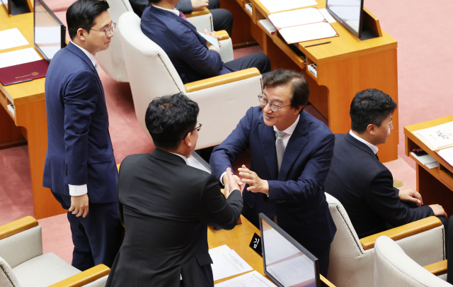 지난 6일 부산시의회 본회의장에서 열린 제10대 의회 개원식에서 전재수 부산시장이 의원들과 인사를 하고 있다. 정종회 기자 jjh@