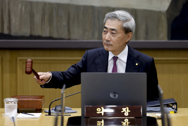 신현송 한국은행 총재가 16일 서울 중구 한국은행에서 열린 금융통화위원회 본회의에 참석해 의사봉을 두드리고 있다. 연합뉴스
