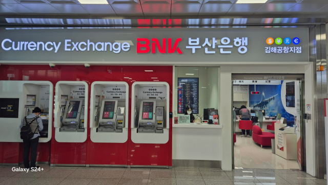 다음 달 계약이 만료되는 BNK부산은행 김해공항 국제선 1층 영업점. BNK부산은행 제공