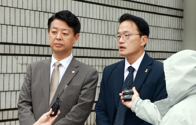 더불어민주당 박주민 의원(오른쪽)이 22일 서울 서초구 서울중앙지법 앞에서 이른바 '명태균 여론조사 대납 의혹'으로 기소된 오세훈 서울시장에 대한 1심 선고 공판과 관련해 엄정한 판결을 촉구하고 있다. 연합뉴스