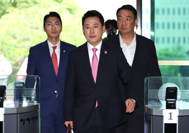 국민의힘 장동혁 대표가 27일 과천 중앙선거관리위원회에서 열리는 선거소청 심리에 출석하고 있다. 이날 제20대 대선 과정에서 허위사실을 공표한 윤석열 전 대통령이 선고받은 징역형 집행유예가 확정될 경우 국민의힘은 대선 때 보전받은 선거비용 397억원을 중앙선거관리위원회에 반환해야 한다. 연합뉴스